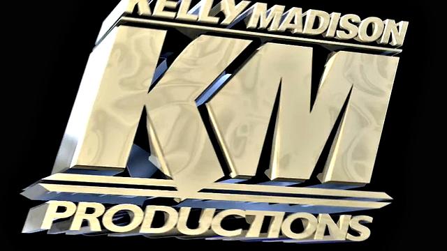 милфа с огромными сиськами дрочит на природе