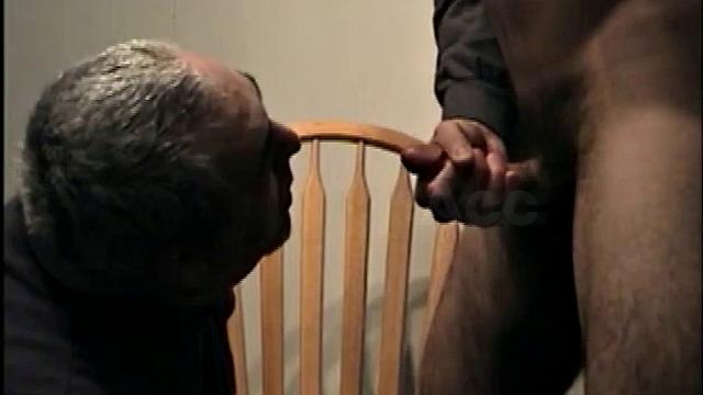 зак жестко трахает парня в рот по полной