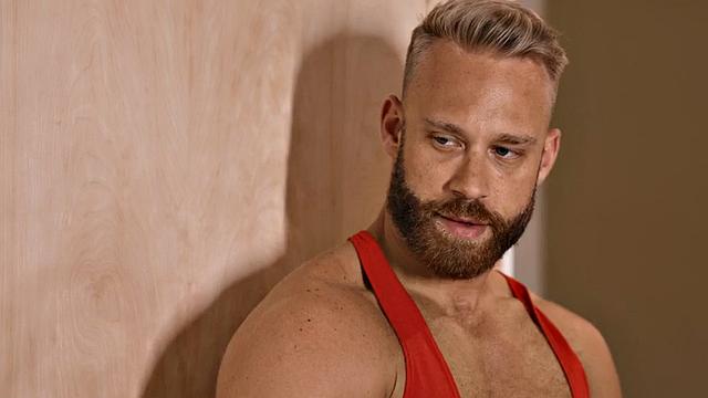 волосатый качок забил на презик и зарядил прямо в растянутую попу друга