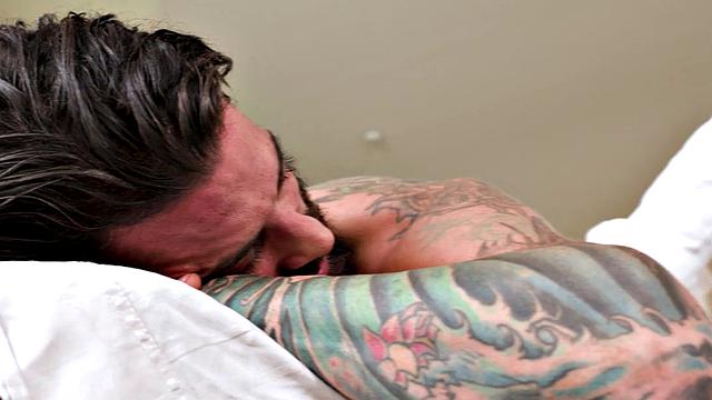 Bisexuals love drilling bigbooty bitch in threesome