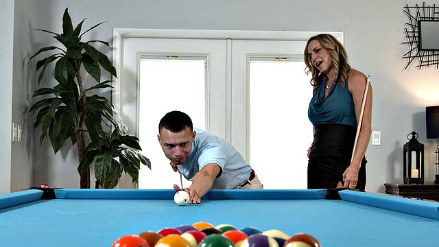 блондинка milf кензи фокс соблазняет уборщика и трахается с ним