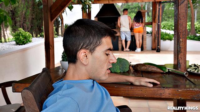 Пока все жарят овощи, Жорди уже шпилит Малию на столе за их спинами - вот это тусовка на шашлыках!