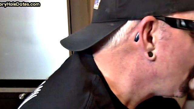 Брутальный папик страстно сосёт член в домашнем глори-холе