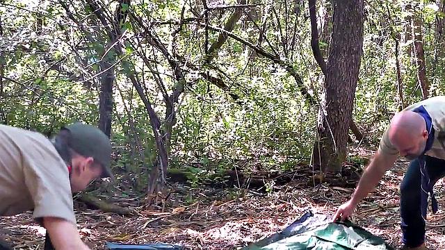 спортик трахает дерзкого твинка на свежем воздухе, чтобы запомнил