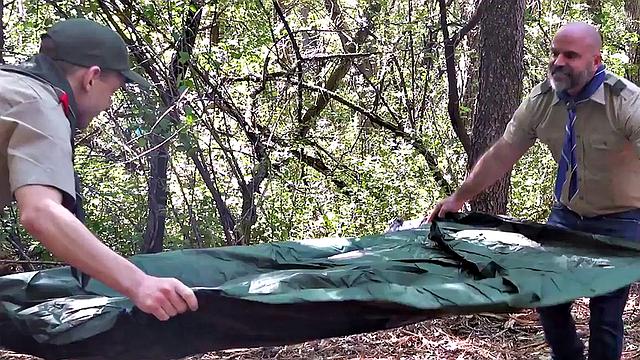 спортик трахает дерзкого твинка на свежем воздухе, чтобы запомнил