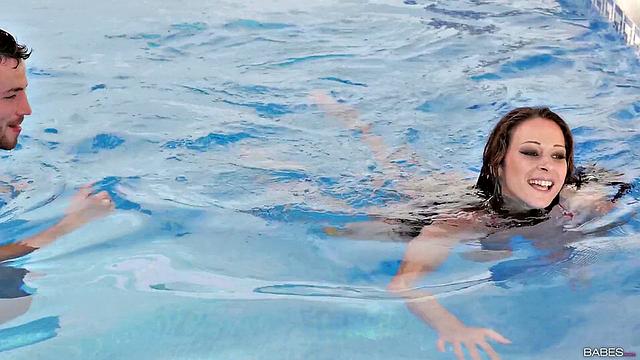 мартина голд получает куни и жёстко трахается у бассейна