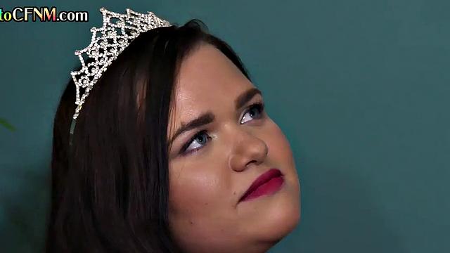 CFNM Euro femdoms give group deep BJ to lucky man