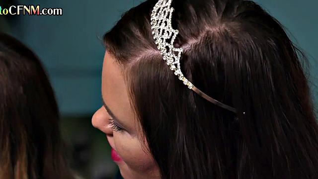 европейские фемдомшики в cfnm: толпа баб, один парень и глубокий юмор