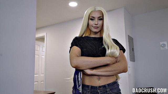 Парень уверенно берёт инициативу в сексе с девушкой.