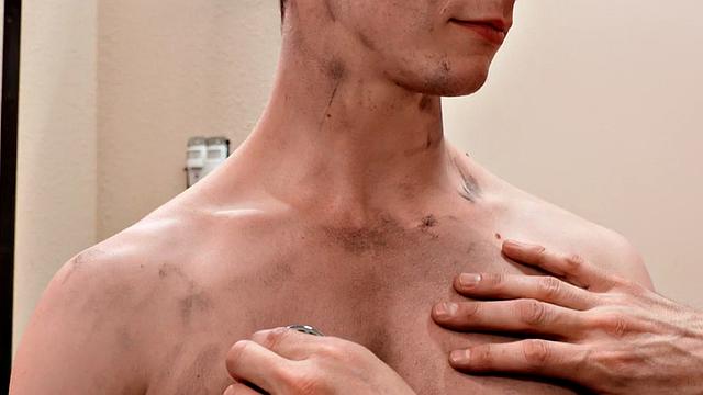 Качок не парится с презиком, шпилит жопу после минета