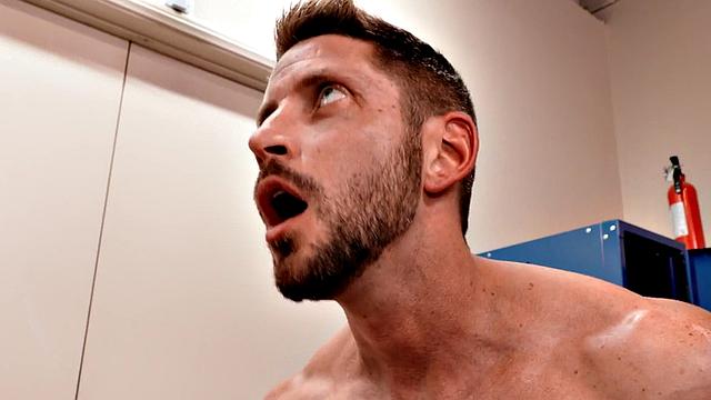 Athletic jock bareback fucks asshole after BJ