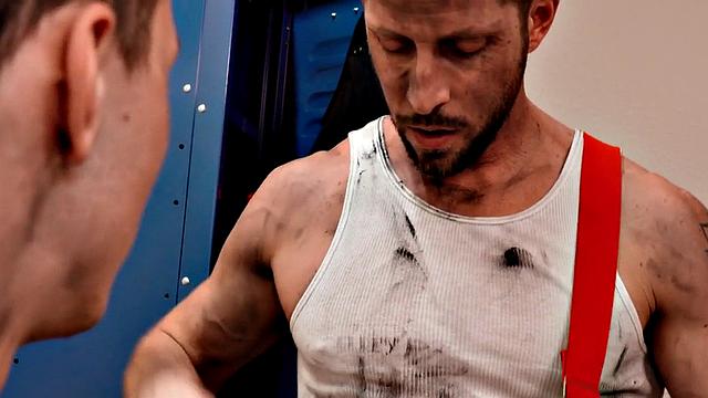 Athletic jock bareback fucks asshole after BJ