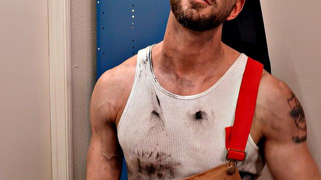 Athletic jock bareback fucks asshole after BJ