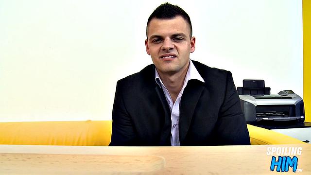 Naive straight stud barebacked by boss