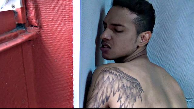 жаркий латинос разносит душ за деньги и не хочет останавливаться