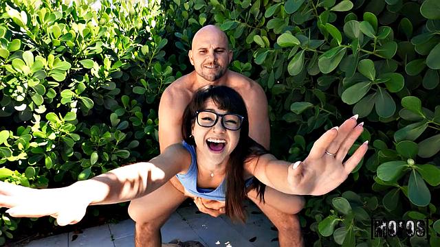 смотри, как mochi mona скачет на члене и получает по полной