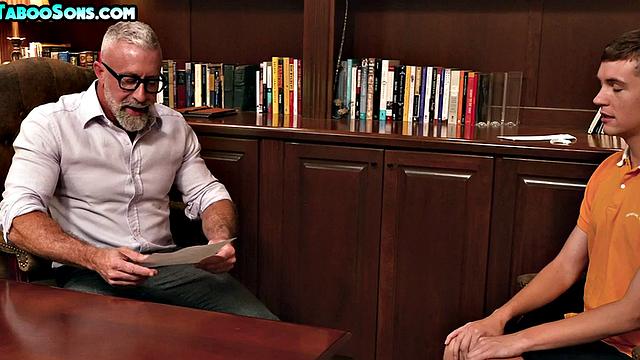 зрелый отчим трахается без резинки с двумя взрослыми пасынками втроём