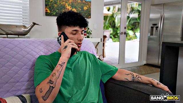 мачеха у бассейна натирает сиськи и заводит пасынка до спермы