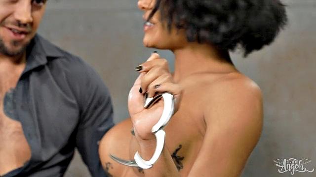 Лола Морена в наручниках сосет и получает в жопу от Данте Колле в тюремной комнате допроса.