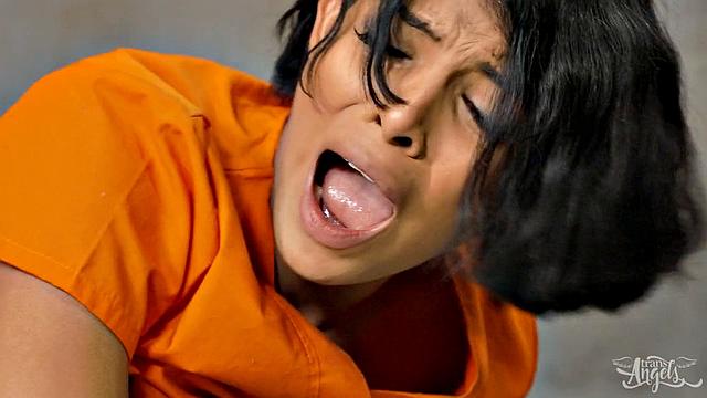 Лола Морена в наручниках сосет и получает в жопу от Данте Колле в тюремной комнате допроса.