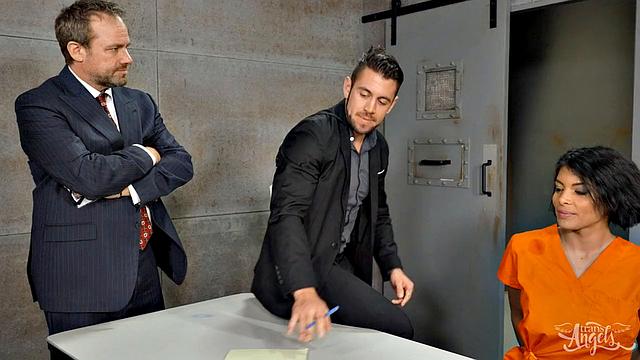 Лола Морена в наручниках сосет и получает в жопу от Данте Колле в тюремной комнате допроса.