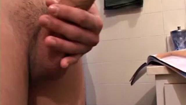 Досон дрочит свой член