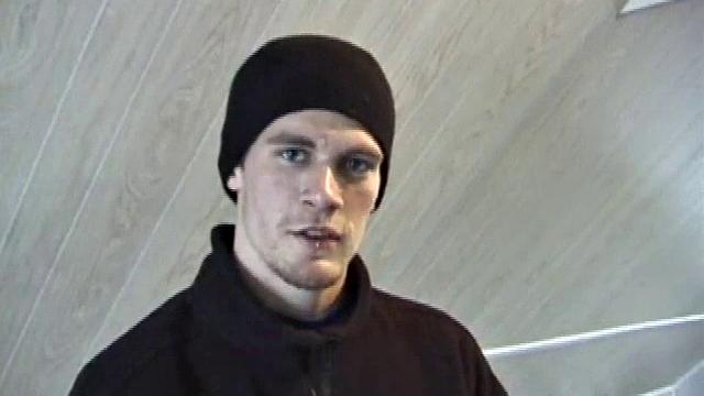 Джонатан дрочит на порно и кончает