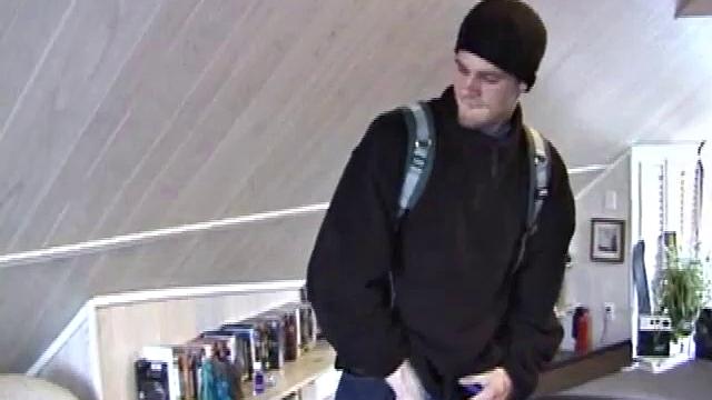 Джонатан дрочит на порно и кончает