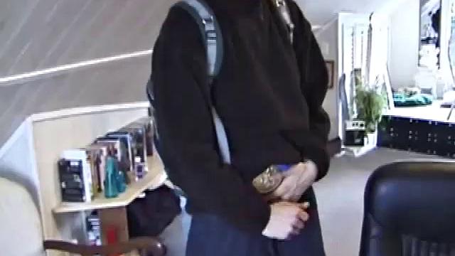 Джонатан дрочит на порно и кончает