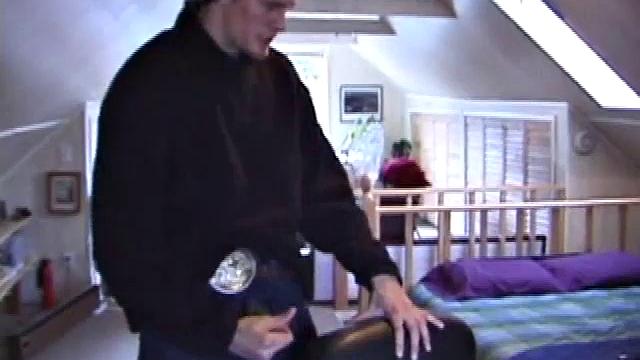 Джонатан дрочит на порно и кончает