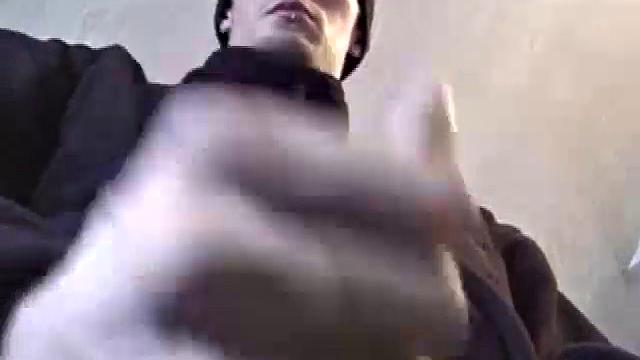 Джонатан дрочит на порно и кончает