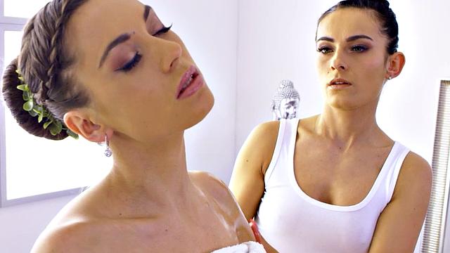 Oiled bigtitted dyke licked in massage by masseuse