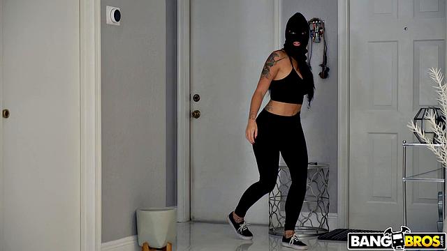 Sexy Robber Gets Filled