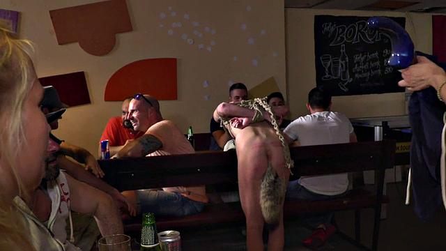 блондинистая милфа жестко отдается на публике под взглядами извращенцев