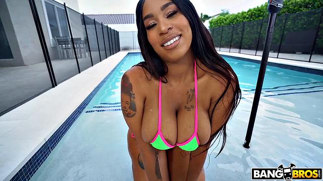 Paris The Muse трясёт огромной жопой и мчится к оргазму на члене Nade Nasty.