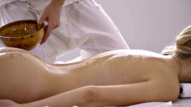 Oiled babe seduced by masseur after deepthroating