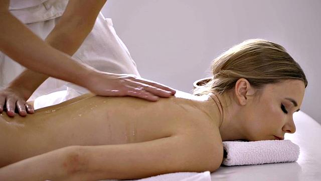 Oiled babe seduced by masseur after deepthroating