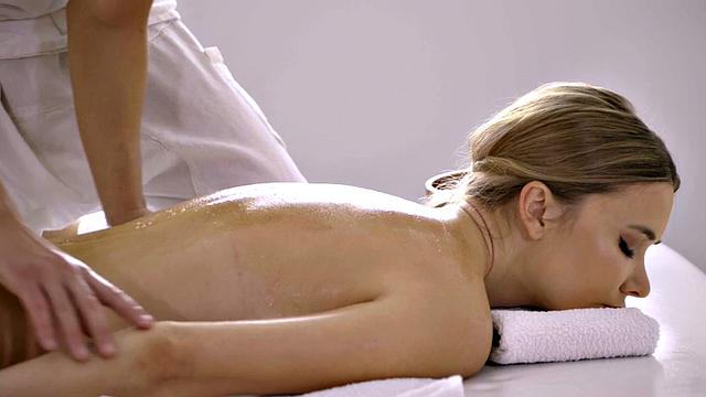Oiled babe seduced by masseur after deepthroating