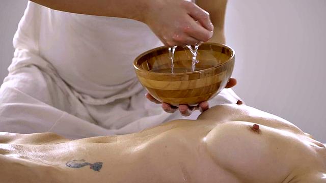 Oiled babe seduced by masseur after deepthroating