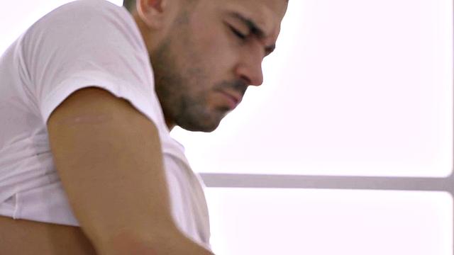 Oiled babe seduced by masseur after deepthroating