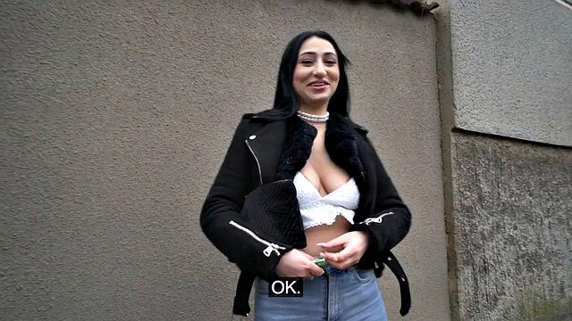 стеснительная девка сосёт и трахается на улице как в последний раз