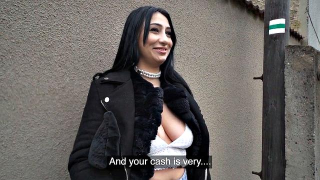 стеснительная девка сосёт и трахается на улице как в последний раз