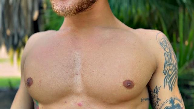 смотри, как накачанный красавец дрочит свой смазанный член