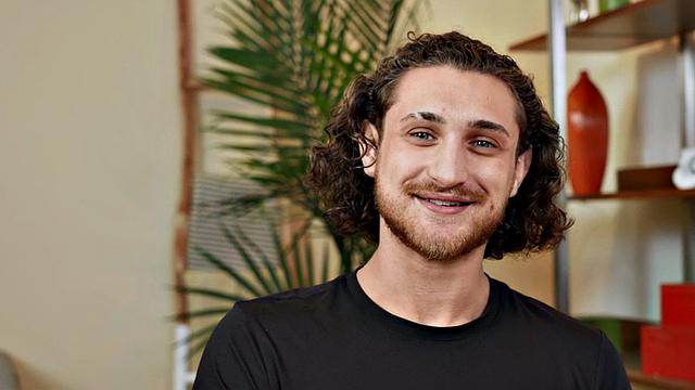 смотри, как накачанный красавец дрочит свой смазанный член