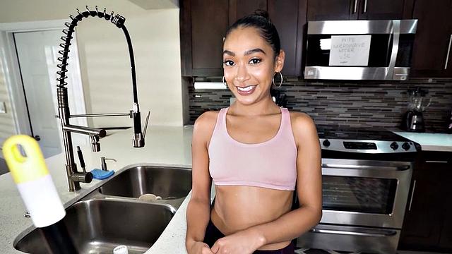 горячая горничная получает пальцами и жёстко трахается на кухне