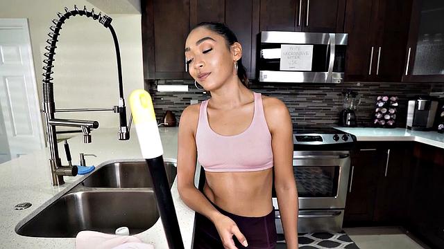 горячая горничная получает пальцами и жёстко трахается на кухне