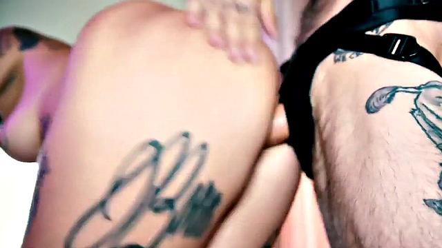 Amateur pussylicked man strapon fucks babes pussy