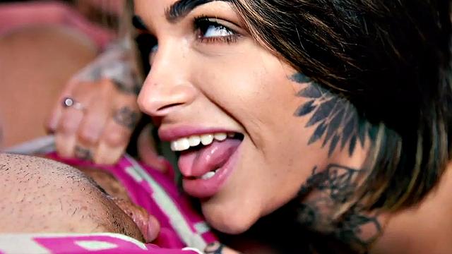 ts сперва вылизывает киску, потом трахает страпоном-девчонки не скучают