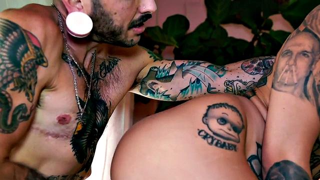 Amateur pussylicked man strapon fucks babes pussy