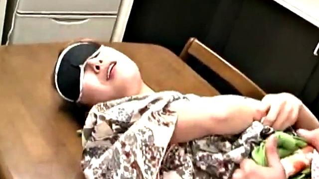 смотри, как зрелая азиатка сначала сосёт, а потом трахается